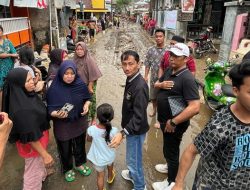 Tampak Bupati Gorontalo, Nelson Pomalingo berada di tengah-tengah warga terdampak banjir di Manado. (Foto: Ist/humas)