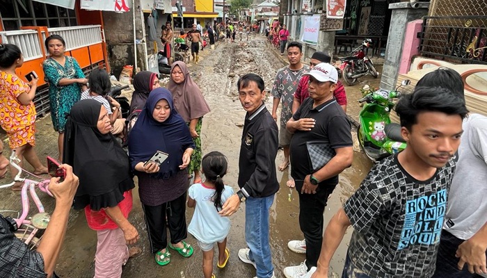 Tampak Bupati Gorontalo, Nelson Pomalingo berada di tengah-tengah warga terdampak banjir di Manado. (Foto: Ist/humas)