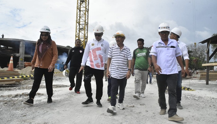 Bupati Gorontalo, Nelson Pomalingo saat berkunjung di lokasi pembangunan Pasar Modern Limboto, Sabtu (6/1/2023). (Foto: Ist/Humas)