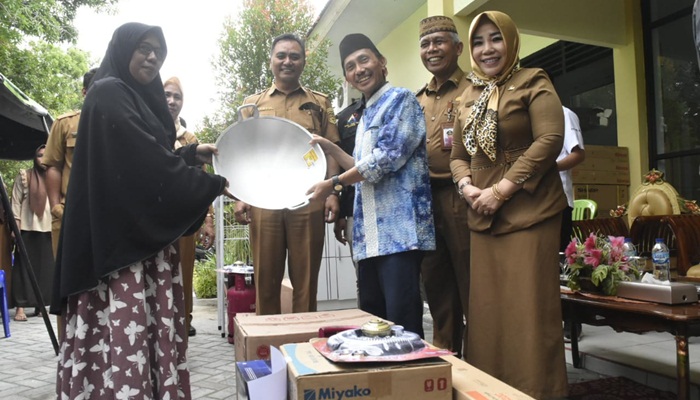 Masyarakat nampak senang saat menerima bantuan Program Pena. (Foto: Ist)