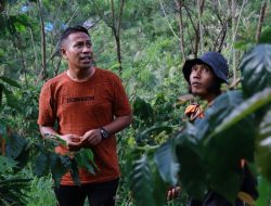 Abdullah Kadir Diko saat bersama salah seorang petani kakao di Kecamatan Taluditi. (Foto: Ist)