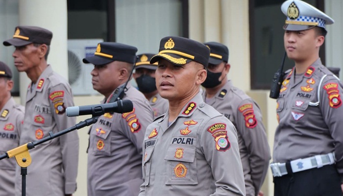 Kapolresta Gorontalo Kota Kombes Polisi, Dr. Ade Permana, S.I.K.,MH saat memberikan arahap pada apel pagi yang digelar Senin (9/1/2023). (Foto: Ist)