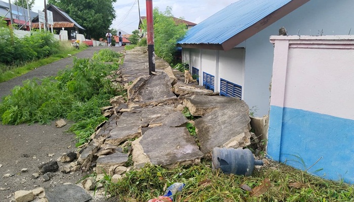 Kondisi pagar salah satu sekolah di Tanimbar Selatan setelah gempa Maluku Barat Daya M7,5, Selasa (10/1/2023). (Foto:Ist/dokumentasi BNPB)