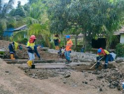 Pengerjaan perbaikan plat duiker Desa Karya Indah, Kecamatan Buntulia. (Foto: Ist)