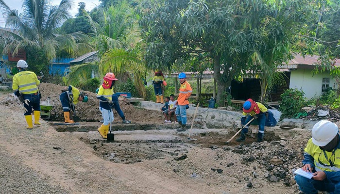 Pengerjaan perbaikan plat duiker Desa Karya Indah, Kecamatan Buntulia. (Foto: Ist)