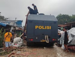 Water Canon dari Polda Papua saat membantu petugas memadamkan api di Pasar Youtefa, Distrik Abepura, Kota Jayapura, Provinsi Papua, Sabtu (7/1/2023). (Foto: Ist/Wartaplus)