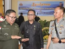 Walikota Gorontalo, Marten Taha saat berbincang dengan Kapolresta Gorontalo Kota yang baru dilantik, Kombes Pol. Dr. Ade Permana. (Foto:Ist/humas)