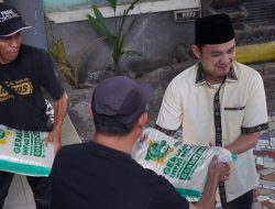 Wakil Walikota Gorontalo, Ryan F. Kono saat mendistribusikan GIB serie-46. (Foto: Ist/humas)