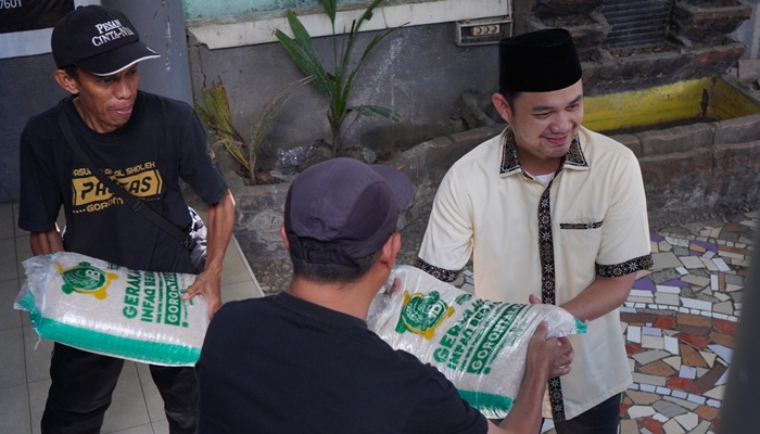 Wakil Walikota Gorontalo, Ryan F. Kono saat mendistribusikan GIB serie-46. (Foto: Ist/humas)