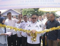 Walikota Gorontalo, Marten Taha saat meresmikan pembangunan sarana prasarana di Kecamatan Dungingi. (Foto: Ist/humas)