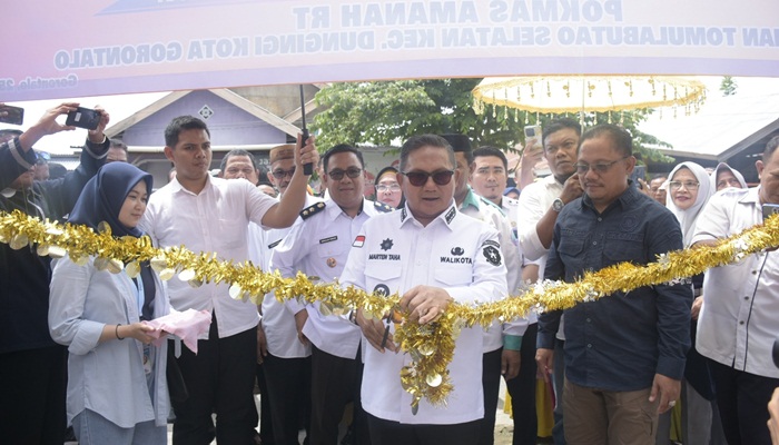 Walikota Gorontalo, Marten Taha saat meresmikan pembangunan sarana prasarana di Kecamatan Dungingi. (Foto: Ist/humas)