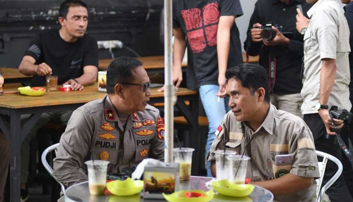 Suasana program Ngobrol Bareng Polisi yang digelar Polda Gorontalo di salah satu Warkop yang ada di Kecamatan Limboto, Kabupaten Gorontalo. (Foto: Ist)