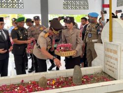 Wakapolda Gorontalo Brigjen Pol. Drs. Pudji Prasetijanto Hadi, MH, bersama rombongan Forkopimda saat berziarah ke makam Pahlawan Nasional Nani Wartabone. (Foto: Ist)