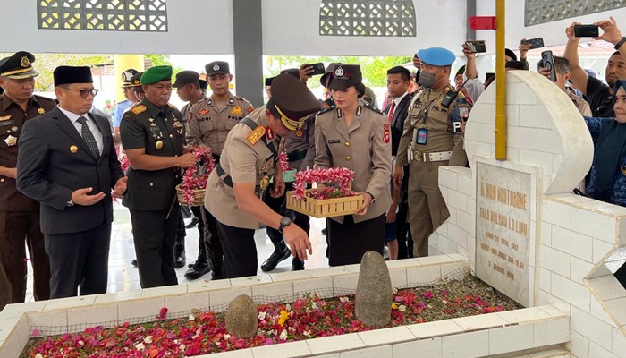 Wakapolda Gorontalo Brigjen Pol. Drs. Pudji Prasetijanto Hadi, MH, bersama rombongan Forkopimda saat berziarah ke makam Pahlawan Nasional Nani Wartabone. (Foto: Ist)