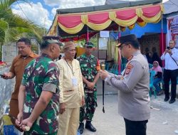 Kapolda Gorontalo, Irjen Pol. Helmy Santika, S.H, S.I.K, M. Si, bersama Brigjen TNI Totok Sulistiyono, S.H, MM, M.IP, saat meninjau salah satu TPS di Kabupaten Bone Bolango. (Foto: Ist)