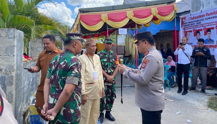 Kapolda Gorontalo, Irjen Pol. Helmy Santika, S.H, S.I.K, M. Si, bersama Brigjen TNI Totok Sulistiyono, S.H, MM, M.IP, saat meninjau salah satu TPS di Kabupaten Bone Bolango. (Foto: Ist)