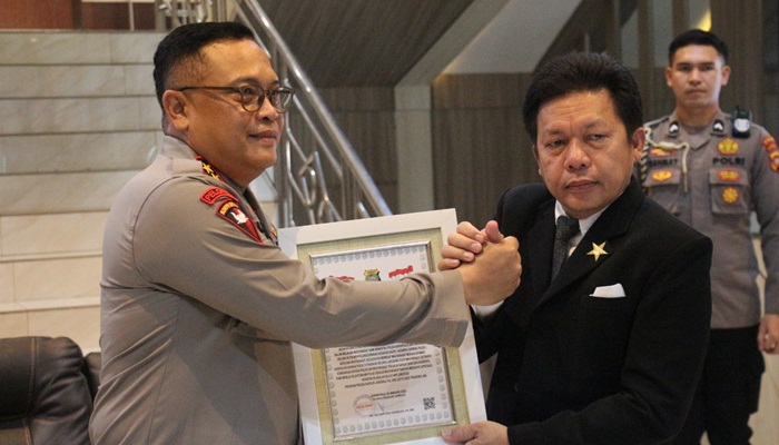 Kapolda Gorontalo, Irjen Pol. Helmy Santika, SH.,SIK.,M.Si saat menerima penghargaan ‘Presisi Award’ dari Direktur Eksekutif LEMKAPI, Dr. Edi Saputra Hasibuan,SH.,MH. (Foto: Ist/humas)