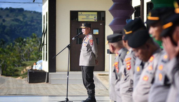 Wakapolda Gorontalo Brigjen Drs. Pudji Prasetijanto Hadi, MH, saat memimpin apel di Mapolres Gorontalo Utara. (Foto: Ist)