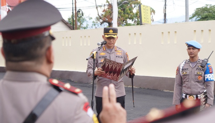 Kapolresta Gorontalo Kota Kombes Pol Dr. Ade Permana,S.I.K.,MH pada upacara Sertijab 6 pejabat utama di halaman Mapolresta Gorontalo Kota, Rabu (11/1/2023). (Foto: Ist)