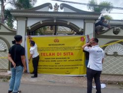 Proses penyitaan kos-kosan milik tersangka TPPU. (Foto: Ist)