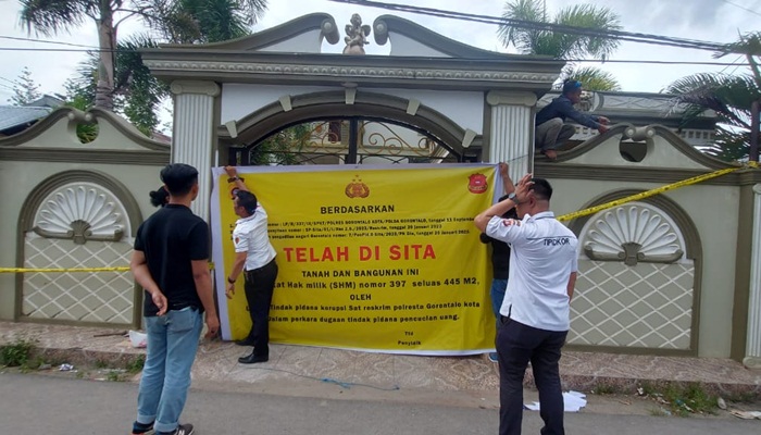 Proses penyitaan kos-kosan milik tersangka TPPU. (Foto: Ist)