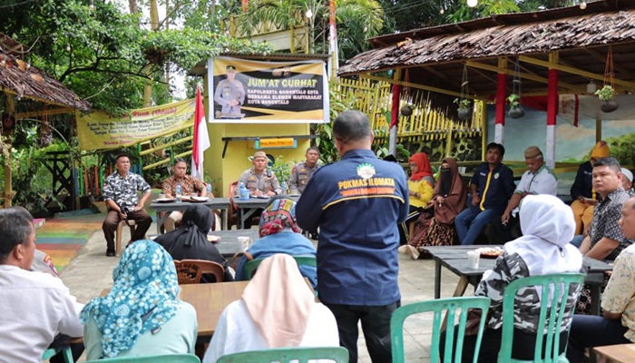 Kapolresta Gorontalo Kota, Kombes Polisi Dr. Ade Permana,S.I.K.,MH melaksanakan kegiatan ‘Jumat Curhat’. (Foto: Ist/humas)