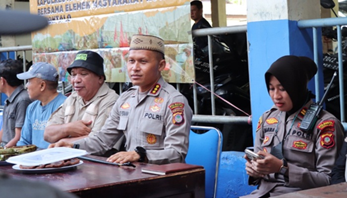 Kapolresta Gorontalo Kota, Kombes Polisi Dr. Ade Permana,S.I.K.,MH menggelar ‘Jumat Curhat’ di TPI. (Foto: Ist)