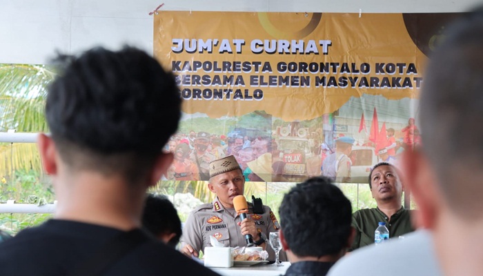 Kapolresta Gorontalo Kota, Kombes Polisi Dr. Ade Permana,S.I.K.,M.Si kembali menemui masyarakat lewat Jumat Curhat. (Foto: Ist)