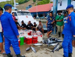 Personel Polair Polres Boalemo saat menemui nelayan dan para pelaku usaha ikan di Pelabuhan Tilamuta. (Foto: Ist)