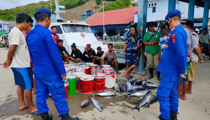 Personel Polair Polres Boalemo saat menemui nelayan dan para pelaku usaha ikan di Pelabuhan Tilamuta. (Foto: Ist)