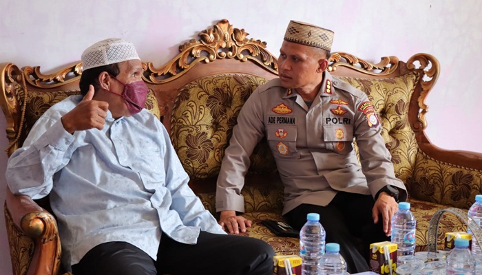 Kapolresta Gorontalo Kota, Kombes Polisi Dr. Ade Permana,S.I.K.,MH menemui sejumlah tokoh agama. Foto; Ist)