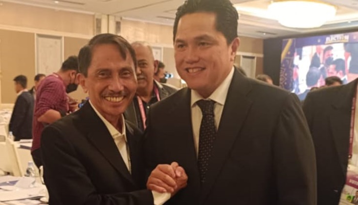 Bupati Gorontalo, Nelson Pomalingo tampak menyalami Menteri BUMN Erick Thohir yang terpilih sebagai Ketua PSSI yang baru hasil kongres luar biasa di Jakarta. (Foto: Ist)