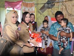 Ketua TP PKK Kabupaten Gorontalo, Fory Naway memberikan bantuan susu dan telur untuk anak stunting. (Foto:Ist)