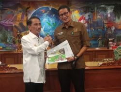 Bupati Gorontalo, Nelson Pomalingo saat menemui Menparekraf Sandiaga Uno, Rabu (22/2) di Jakarta. (Foto: Ist)