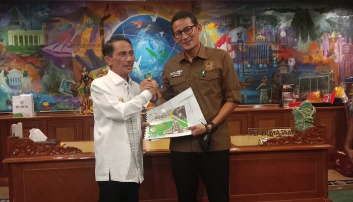 Bupati Gorontalo, Nelson Pomalingo saat menemui Menparekraf Sandiaga Uno, Rabu (22/2) di Jakarta. (Foto: Ist)