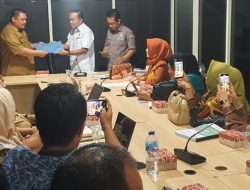 Ketua Pansus Ali Polapa saat menyerahkan dokumen kepada Plt. Kepala Badan Keuangan Daerah. (Foto:Ist)