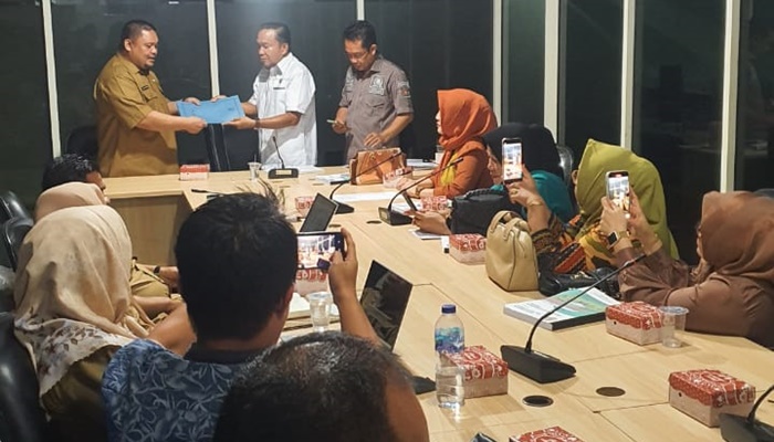 Ketua Pansus Ali Polapa saat menyerahkan dokumen kepada Plt. Kepala Badan Keuangan Daerah. (Foto:Ist)