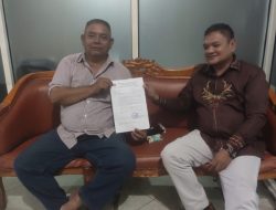 Pengelola parkir RS MM. Dunda Limboto, Irvan Angge (kiri) bersama Ketua Fraksi Golkar, Iskandar Mangopa saat menyerahkan aspirasi ke DPRD. (Foto:Ist)