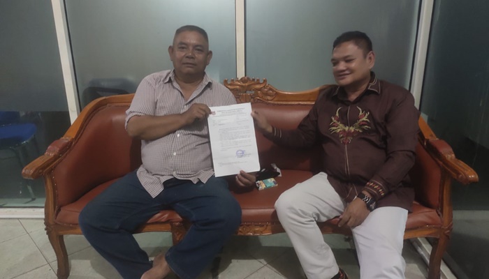 Pengelola parkir RS MM. Dunda Limboto, Irvan Angge (kiri) bersama Ketua Fraksi Golkar, Iskandar Mangopa saat menyerahkan aspirasi ke DPRD. (Foto:Ist)