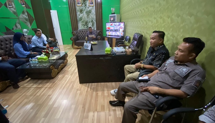 Ketua DPRD Kabupaten Gorontalo, Syam T Ase dan anggota lainnya saat menerima kunjungan kerja tim Pelayanan Penyuluhan dan Konsultasi Perpajakan (KP2KP) Wilayah Limboto. (Foto: Ist)