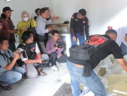 Sejumlah wartawan saat mengambil gambar barang bukti minuman keras jenis Cap Tikus yang disita pihak Polresta Gorontalo Kota. (Foto: Ist)