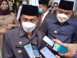 Bupati Gorontalo, Nelson Pomalingo saat diwawancarai sejumlah wartawan. Nelson Pomalingo pada HPN kali ini meminta pers menangkal penyebaran informasi sesat. (Foto: Ist/humas)