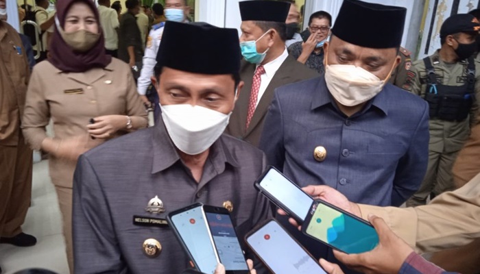 Bupati Gorontalo, Nelson Pomalingo saat diwawancarai sejumlah wartawan. Nelson Pomalingo pada HPN kali ini meminta pers menangkal penyebaran informasi sesat. (Foto: Ist/humas)