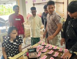 Sat Narkoba Polresta Gorontalo Kota saat mengamankan seorang wanita bersama barang bukti obat-obat tanpa izin. (Foto: Ist/Polresta)