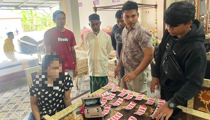 Sat Narkoba Polresta Gorontalo Kota saat mengamankan seorang wanita bersama barang bukti obat-obat tanpa izin. (Foto: Ist/Polresta)