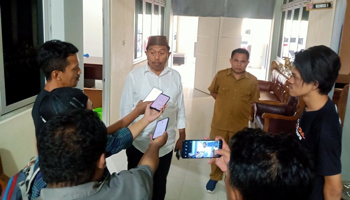 Wakil Ketua DPRD Gorontalo Utara, Roni Imran saat ditemui sejumlah awak media, Senin (6/2) kemarin. (Foto:Ist)