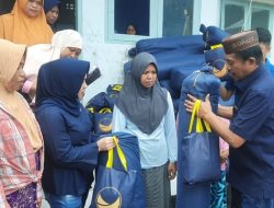 Ketua DPD Partai Nasdem yang juga Wakil Ketua DPRD Gorontalo Utara Roni Imran saat menyalurkan bantuan bagi korban banjir di Desa Potanga. (Foto:Ist)