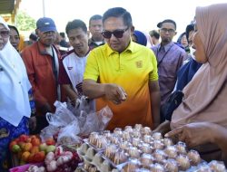 Walikota Gorontalo, Marten Taha berada di tengah-tengah warga yang hadir pada Pasar Murah di Lapangan Padebuolo, Kota Timur, Jumat (17/2). (Foto: Ist)