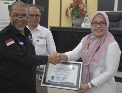 Penyerahan penghargaan kepada salah satu pimpinan OPD oleh Kepala Perwakilan Ombudsman RI Gorontalo, Alim Niode di Aula Kantor Walikota Gorontalo, Rabu (1/2/2023). (Foto: Ist/kominfo)
