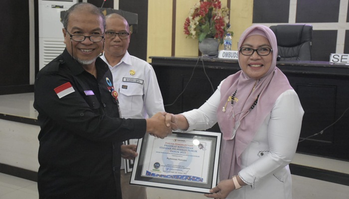 Penyerahan penghargaan kepada salah satu pimpinan OPD oleh Kepala Perwakilan Ombudsman RI Gorontalo, Alim Niode di Aula Kantor Walikota Gorontalo, Rabu (1/2/2023). (Foto: Ist/kominfo)